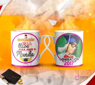 Dos tazas mockup de graduación, una con espacio para foto del graduado y otra con la frase 'La Educación es la llave para abrir el MUNDO, un Pasaporte a la Libertad' con diseño colorido.