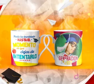 Dos tazas mockup de graduación, una con espacio para foto del graduado 'Generación 2017' y otra con la frase 'TU FUTURO ES BRILLANTE Y LLENO DE FELICIDAD'.