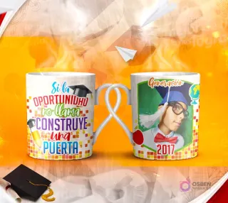 Dos tazas mockup de graduación, una con espacio para foto del graduado y otra con la frase 'VAYAS DONDE VAYAS VE CON TODO TU CORAZÓN!'.
