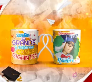 Dos tazas mockup de graduación, una con espacio para foto del graduado y otra con la frase 'EL ÉXITO consiste en vencer el TEMOR al FRACASO'.