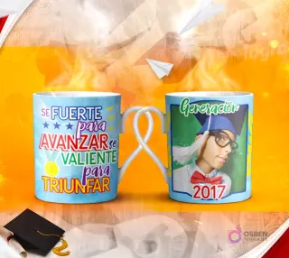 Dos tazas mockup de graduación, una con espacio para foto del graduado y otra con la frase 'La VIDA PREMIA los ESFUERZOS'.