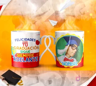 Dos tazas mockup de graduación, una con espacio para foto del graduado y otra con la frase 'SE FUERTE para AVANZAR se VALIENTE para TRIUNFAR'.