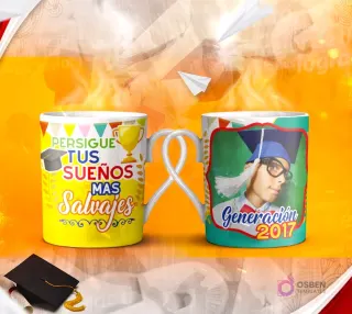 Dos tazas mockup de graduación, una con espacio para foto del graduado y otra con la frase 'FELICIDADES POR TU GRADUACIÓN SIGUE SIEMPRE ADELANTE'.