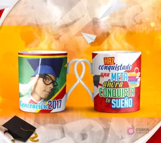Dos tazas mockup de graduación, una con espacio para foto del graduado y otra con la frase 'SE ALCANZA EL ÉXITO Convirtiendo CADA PASO en una META'.