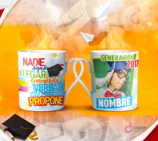 Dos tazas mockup de graduación, una con espacio para foto del graduado y otra con la frase 'Si vas a DUDAR de algo QUE SEA de tus LIMITES'.