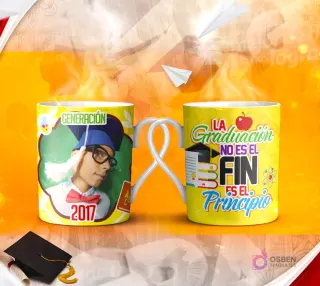 Dos tazas mockup de graduación, una con espacio para foto del graduado y otra con la frase 'La EDUCACIÓN es el ARMA mas PODEROSA para CAMBIAR EL MUNDO'.