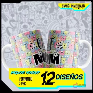Mockup de dos tazas blancas con patrón de gatos y texto 'CAT MOM' en colores pastel, fondo de dibujos de mascotas. Iconos de envío inmediato, mockup, formato PNG y 12 diseños visibles.