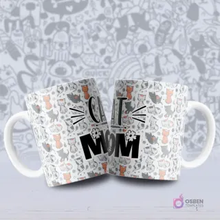 Dos tazas blancas con un diseño de gatos caricatura en escalas de grises y toques naranjas, junto al texto 'CAT MOM'.