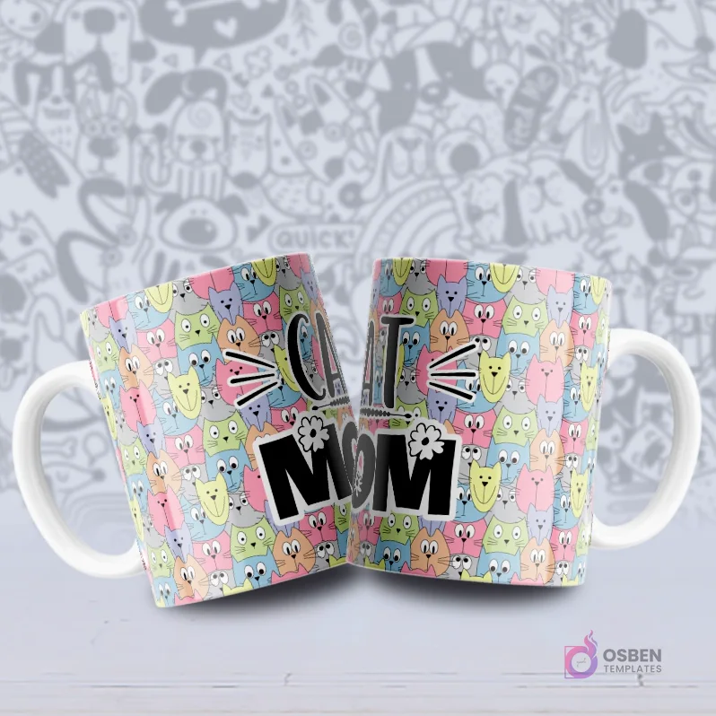 Tazas blancas con un patrón colorido y alegre de gatos estilo caricatura en tonos pastel y la leyenda 'CAT MOM'.