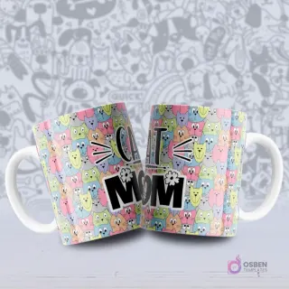 Tazas blancas con un patrón colorido y alegre de gatos estilo caricatura en tonos pastel y la leyenda 'CAT MOM'.