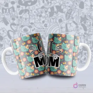 Par de tazas blancas con un patrón de gatos color verde azulado y flores sobre un fondo oscuro, con la frase 'CAT MOM'.