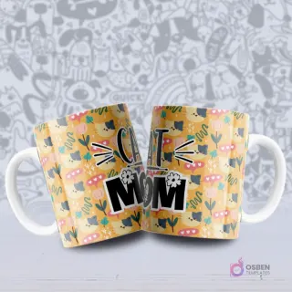 Dos tazas blancas exhibiendo un patrón de gatos amarillos y flores sobre un fondo mostaza, y el mensaje 'CAT MOM'.