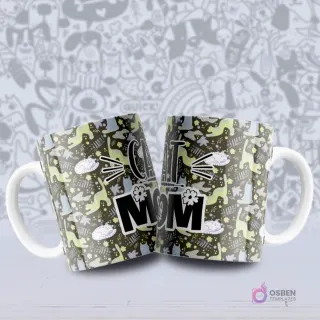 Tazas blancas sublimadas con un diseño de gatos estilizados en tonos verde claro y azul sobre un fondo oscuro, y el texto 'CAT MOM'.