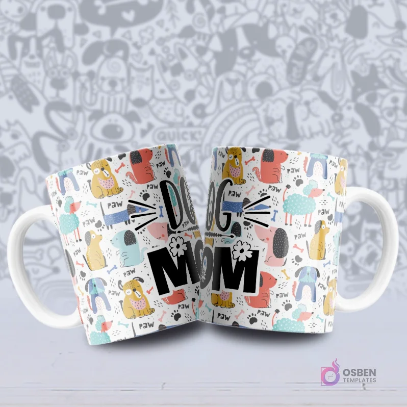 Mockup de dos tazas blancas con un patrón de perros animados en varios colores vivos y huellas de patas, acompañados de la frase 'DOG MOM'.
