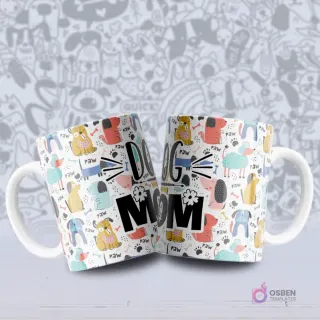 Mockup de dos tazas blancas con un patrón de perros animados en varios colores vivos y huellas de patas, acompañados de la frase 'DOG MOM'.