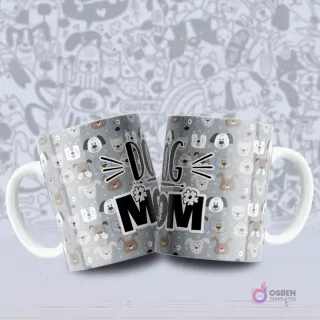 Par de tazas blancas con un patrón de caras de perros caricatura en tonos grises y marrones, y la inscripción 'DOG MOM'.