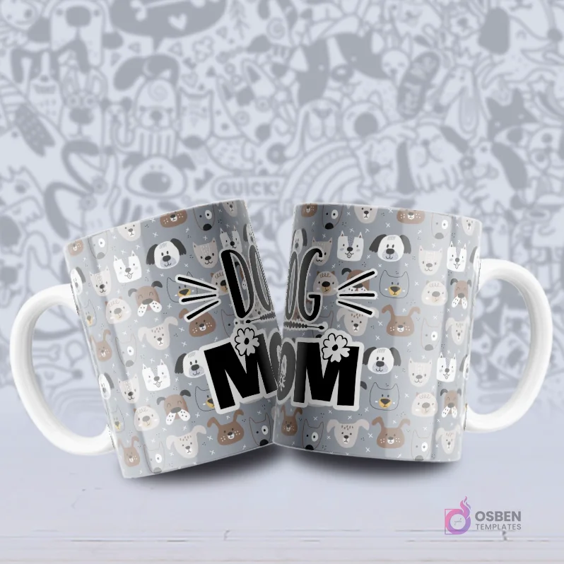 Par de tazas blancas con un patrón de caras de perros caricatura en tonos grises y marrones, y la inscripción 'DOG MOM'.
