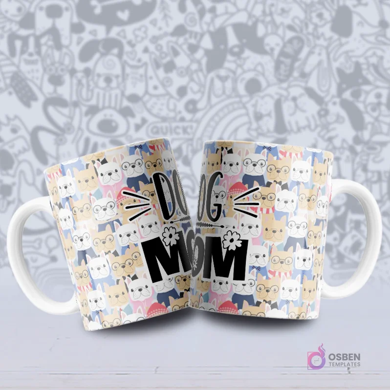 Par de tazas blancas con un patrón de diversas razas de perros caricatura, incluyendo bulldogs franceses y pugs, con el texto 'DOG MOM'.