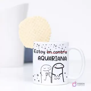 Taza de sublimación con diseño de Flork de Acuario y la frase 'Estoy en contra ACUARIANA', con un Flork con una taza de café y otro Flork con pose de negación. Una galleta waffle se asoma por detrás.