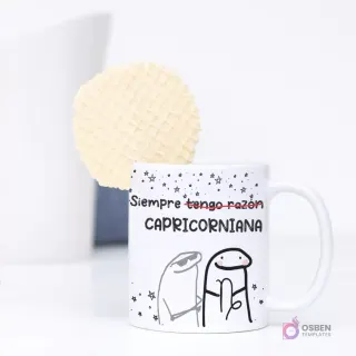 Taza de sublimación con diseño de Flork de Capricornio y la frase 'Siempre tengo razón CAPRICORNIANA', mostrando un Flork con gafas de sol y otro con pose de 'tener la razón'. Una galleta waffle se asoma por detrás.
