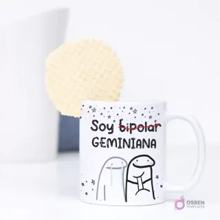 Taza de sublimación con diseño de Flork de Géminis y la frase 'Soy bipolar GEMINIANA', mostrando dos Florks, uno llorando y otro con expresión alegre, reflejando la dualidad. Una galleta waffle se asoma por detrás.
