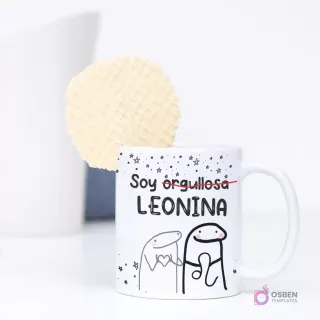 Taza de sublimación con diseño de Flork de Leo y la frase 'Soy orgullosa LEONINA', con un Flork sosteniendo un corazón y otro con pose de orgullo. Una galleta waffle se asoma por detrás.