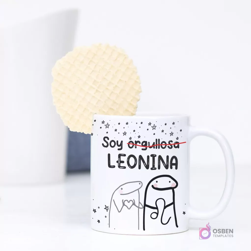 Taza de sublimación con diseño de Flork de Leo y la frase 'Soy orgullosa LEONINA', con un Flork sosteniendo un corazón y otro con pose de orgullo. Una galleta waffle se asoma por detrás.