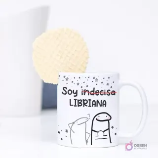 Taza de sublimación con diseño de Flork de Libra y la frase 'Soy indecisa LIBRIANA', mostrando un Flork pensativo y otro con una balanza. Una galleta waffle se asoma por detrás.
