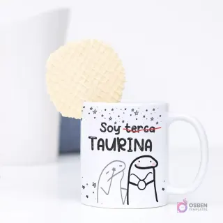Taza de sublimación con diseño de Flork de Tauro y la frase 'Soy terca TAURINA', mostrando un Flork con cuernos y otro con expresión de terquedad. Una galleta waffle se asoma por detrás.