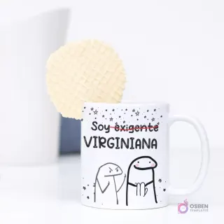 Taza de sublimación con diseño de Flork de Virgo y la frase 'Soy exigente VIRGINIANA', con un Flork con guantes y otro con expresión de exigencia. Una galleta waffle se asoma por detrás.