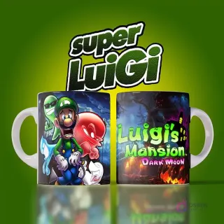 Mockup de dos tazas blancas con diseños de Super Luigi's Mansion. Una muestra a Luigi asustado con fantasmas flotando, la otra el logo de 'Luigi's Mansion Dark Moon' en un fondo oscuro y tétrico. Fondo verde brillante degradado.