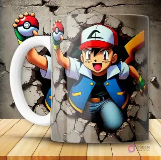 Diseño de taza Pokémon 3D con Ash Ketchum lanzando una Poké Ball, rompiendo una pared de ladrillos en gris. El mango de la taza es blanco y está sobre una superficie de madera.