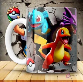 Diseño de taza Pokémon 3D con Bulbasaur, Charmander y un Pokémon volador púrpura saliendo de una pared rota gris con destellos amarillos. El mango de la taza es blanco y está sobre una superficie de madera.