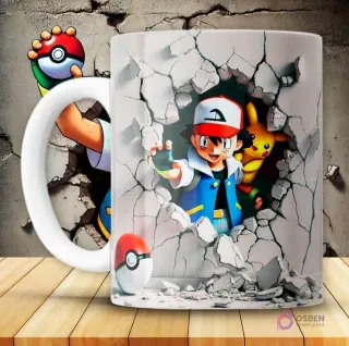 Diseño de taza Pokémon 3D con Ash Ketchum y Pikachu asomándose a través de una pared gris rota con efecto de profundidad. El mango de la taza es blanco y está sobre una superficie de madera.