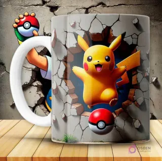 Diseño de taza Pokémon 3D con un Pikachu sonriente y alegre saliendo de una pared rota gris con una Poké Ball en el suelo. El mango de la taza es blanco y está sobre una superficie de madera.