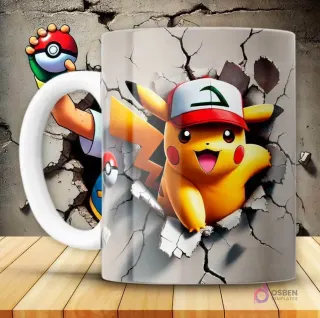 Diseño de taza Pokémon 3D con un Pikachu usando la gorra de Ash, saliendo de una pared rota y feliz. El mango de la taza es blanco y está sobre una superficie de madera.