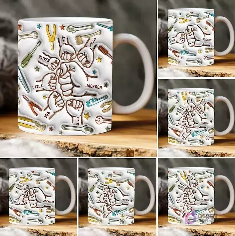 Taza blanca sublimada con diseño del Día del Padre, mostrando manitos 3D infladas con nombres de niños (Oliver, Mia, Layla, Jackson, Olivia, James, Jessica) y herramientas como llaves, destornilladores, alicates y hachas, sobre un fondo de madera rústica.