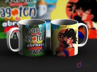 Dos tazas de sublimación con diseños del Día del Padre de Dragon Ball. Una taza con Goten y el mensaje 'Nunca dejare que se agoten los abrazos para el mejor papá' y otra con Goku abrazando a Goten.