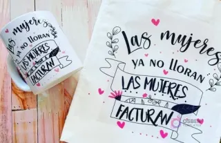 Taza y textil sublimado con la frase viral 'Las mujeres ya no lloran, las mujeres facturan' en tipografía artística.
