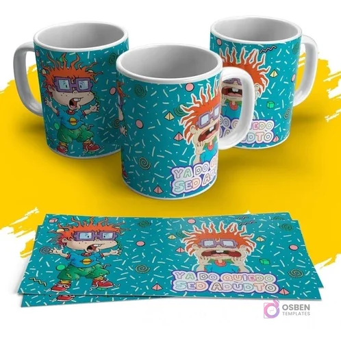 Tres tazas blancas con diseño de Carlitos de Rugrats y la frase 'Ya No Quiero Ser Adulto' en un fondo azul con patrón de formas geométricas, sobre una superficie amarilla. Incluye tiras del diseño para sublimar.