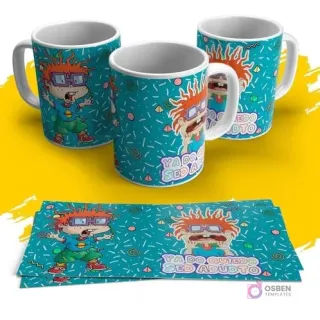 Tres tazas blancas con diseño de Carlitos de Rugrats y la frase 'Ya No Quiero Ser Adulto' en un fondo azul con patrón de formas geométricas, sobre una superficie amarilla. Incluye tiras del diseño para sublimar.