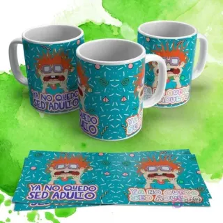 Tres tazas blancas con diseño de Carlitos de Rugrats y la frase 'Ya No Quiero Ser Adulto' en un fondo azul con patrón de formas geométricas, sobre un fondo verde acuarela.