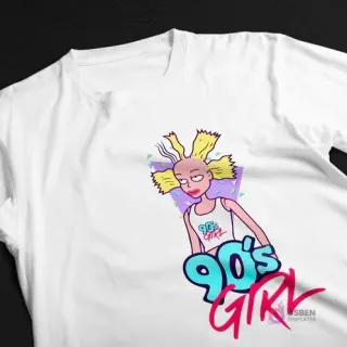 Polera blanca con diseño de Angelica Pickles de Rugrats y la frase '90's GIRL' en colores vibrantes y un triángulo degradado, sobre un fondo negro.