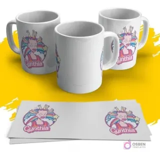 Tres tazas blancas con diseño de la muñeca Cynthia de Angelica Pickles y su nombre 'Cynthia' en un marco de estrellas, sobre una superficie amarilla. Incluye tiras del diseño para sublimar.