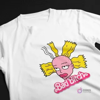 Polera blanca con diseño de la cabeza de Angelica Pickles con su icónica peluca amarilla y la frase 'Bad Bitch' en rosa, sobre un fondo negro.