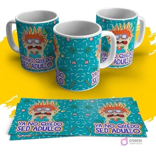 Tres tazas blancas con diseño de Carlitos de Rugrats y la frase 'Ya No Quiero Ser Adulto' en un fondo azul con patrón de formas geométricas, sobre una superficie amarilla clara. Incluye tiras del diseño para sublimar.