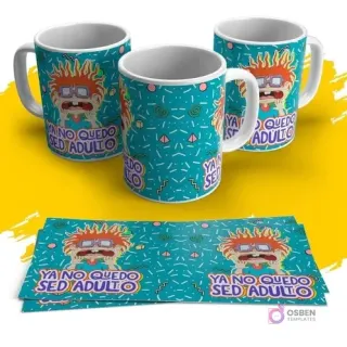 Tres tazas blancas con diseño de Carlitos de Rugrats y la frase 'Ya No Quiero Ser Adulto' en un fondo azul con patrón de formas geométricas, sobre una superficie amarilla clara. Incluye tiras del diseño para sublimar.