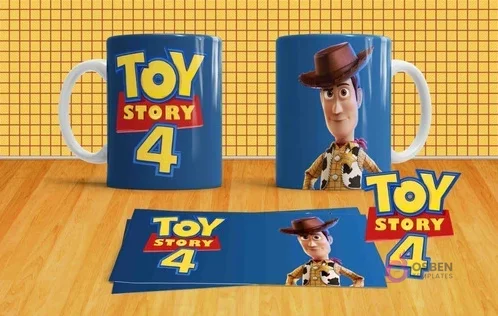 Mockup de dos tazas sublimadas con Woody y el logo Toy Story 4 en color azul, junto a la plantilla de diseño plana.