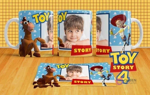 Mockup de tres tazas sublimadas con Woody, Jessie y un niño personalizable, y el logo Toy Story 4. Plantilla de diseño debajo.
