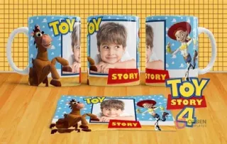 Mockup de tres tazas sublimadas con Woody, Jessie y un niño personalizable, y el logo Toy Story 4. Plantilla de diseño debajo.